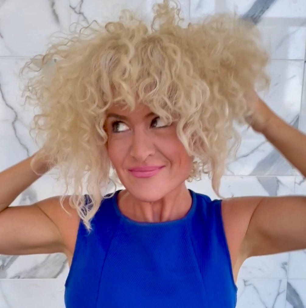 Dahlia Kurtz having a small hair day