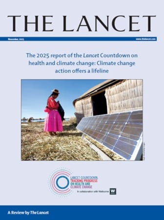 Couverture df'une édition spéciale du Lancet, représentant une femme en tenue africaine traditionnelle, debout dans un champ, face à une case surmontant un panneau solaire oblique. Couverture df'une édition spéciale du Lancet, représentant une femme en tenue africaine traditionnelle, debout dans un champ, face à une case surmontant un panneau solaire oblique.