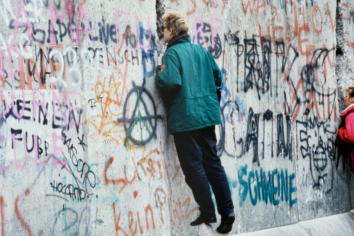 People peering through holes in the wall. Berlin. 1989. © Inge Morath / Magnum Photos People peering through holes in the wall. Berlin. 1989. © Inge Morath / Magnum Photos