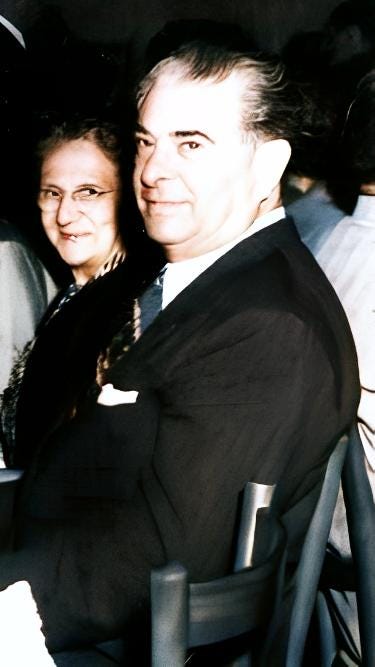 A person in a suit and tie

Description automatically generated