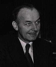 A person in a suit and tie

Description automatically generated