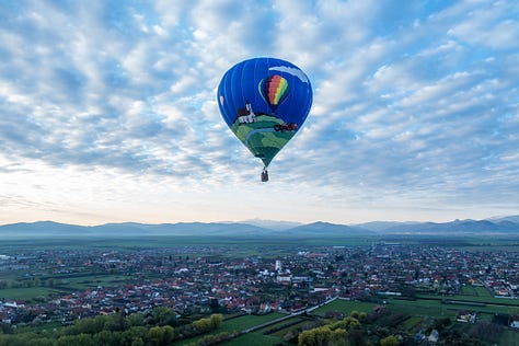 Există ceva profund omenesc în balonul cu aer cald. Balonul nu rupe aerul. Nu îl sfâșie cu viteză. Se ridică lent, aproape cu sfială, și tocmai de aceea pare atât de aproape de ideea de vis.
