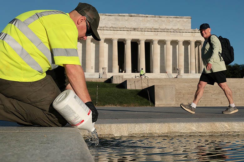 Workers dump hydrogen peroxide into the Lincoln Memorial Reflecting Pool |  Honolulu Star-Advertiser