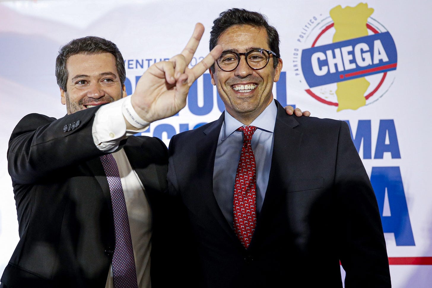 Pode ser uma imagem de uma ou mais pessoas, sala de imprensa e texto que diz "ENT ENTUE POLITICO CHEGA MΑ"