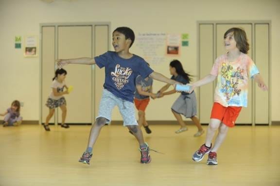 Uma imagem com desporto, sapatos, pessoa, interior

Os conteúdos gerados por IA poderão estar incorretos.