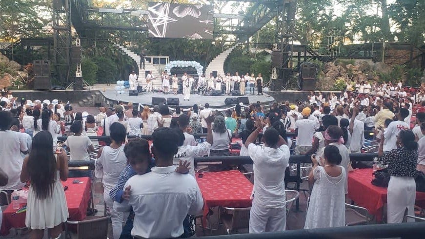 Acto religioso en Santiago de Cuba poco antes de ser cancelado.