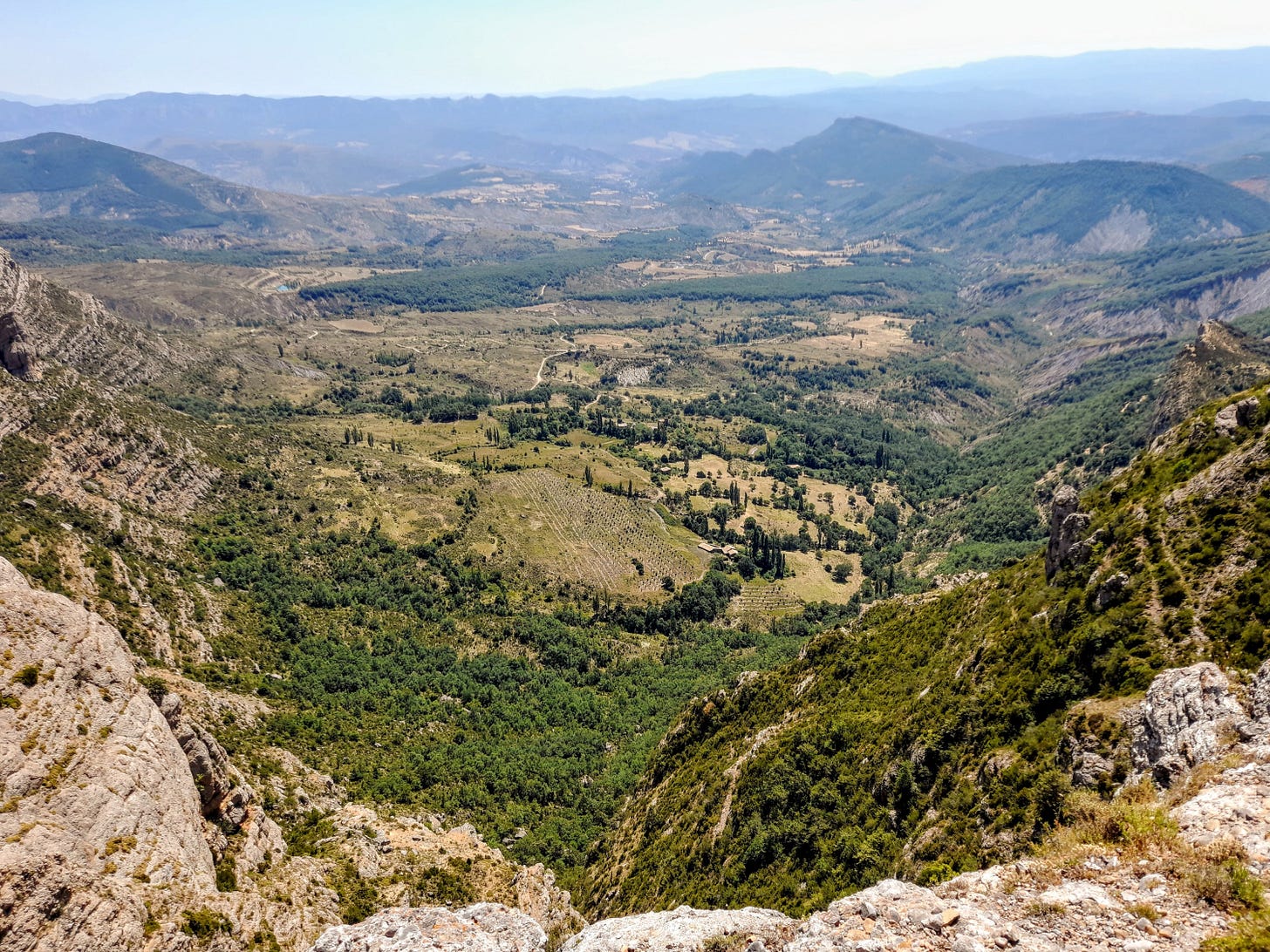 La vall de Cornudella de Valira des de la carena de la Serra del Cis. En primer terme, el poble de Soperuny. Ribagorça d’Osca, Osca. Aragó. La vall de Cornudella de Valira des de la carena de la Serra del Cis. En primer terme, el poble de Soperuny. Ribagorça d’Osca, Osca. Aragó.
