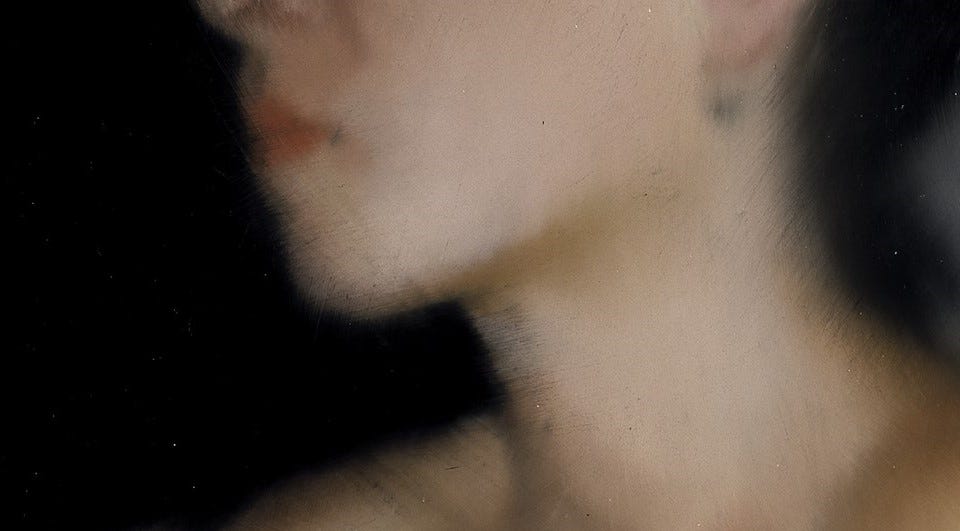 Kinn, Hals und Schulterpartie einer Frau vor dunklem Hintergrund. Teil des Buchcovers von: „Ungefähre Tage“ von Annika Domainko. (Bild: C.H.Beck)