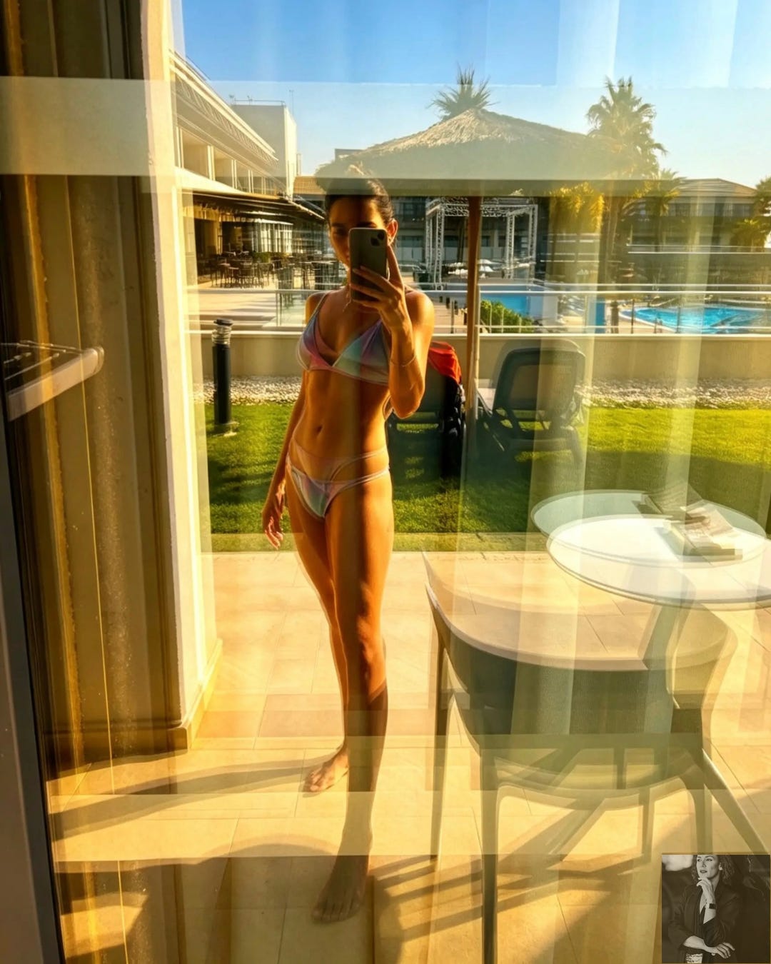 Tala Álvarez en el reflejo del ventanal del porche posando con un bikini pequeño brasileño tie die en colores llamativos Tala Álvarez en el reflejo del ventanal del porche posando con un bikini pequeño brasileño tie die en colores llamativos