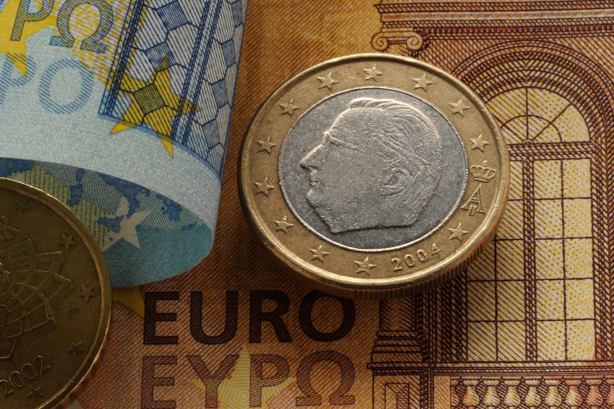 L'euro chute, la fragilité de Credit Suisse inquiète pour l'économie  européenne - La Libre