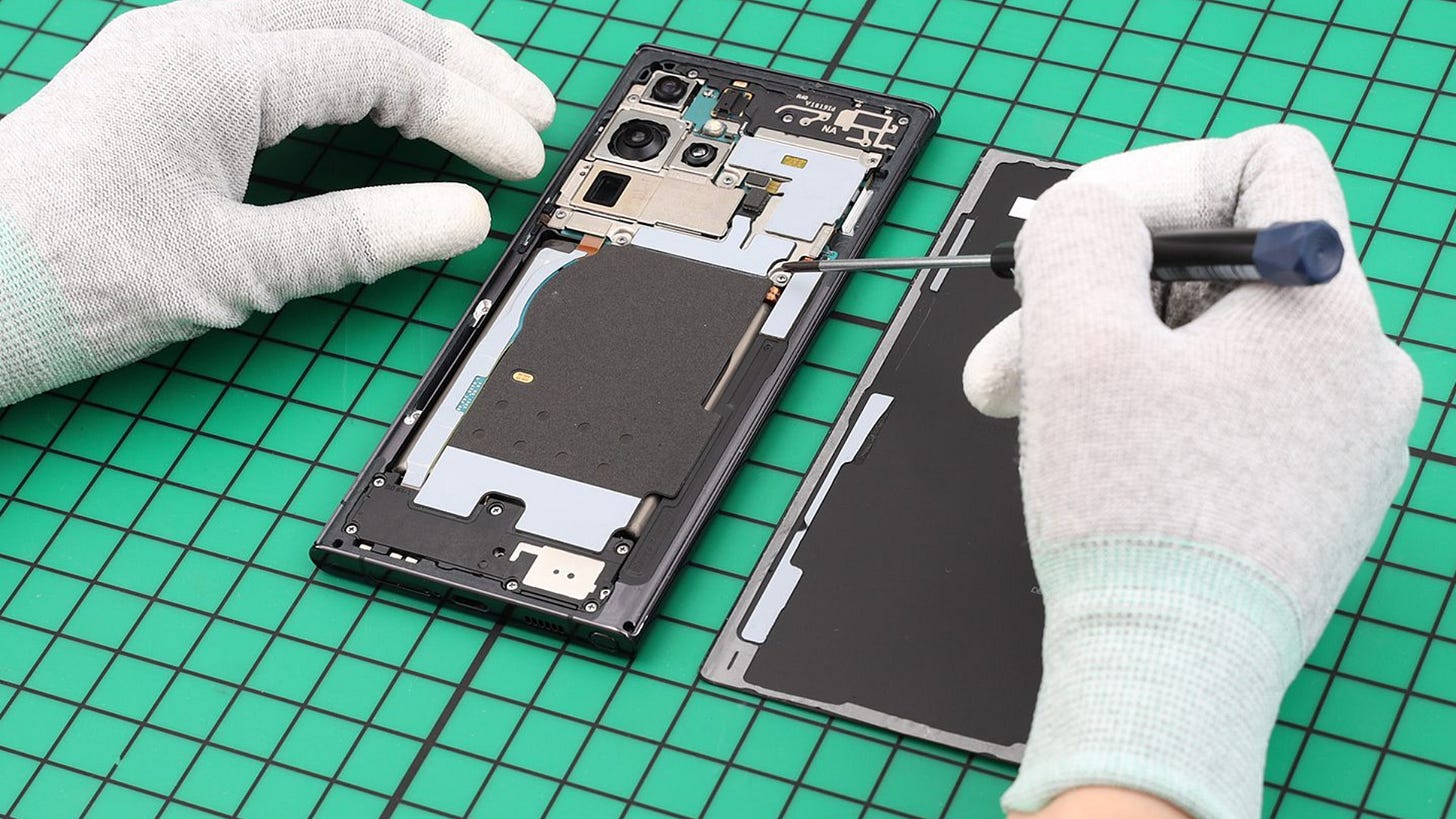 Non, l'Europe n'impose pas le retour des batteries amovibles sur smartphone  - Numerama