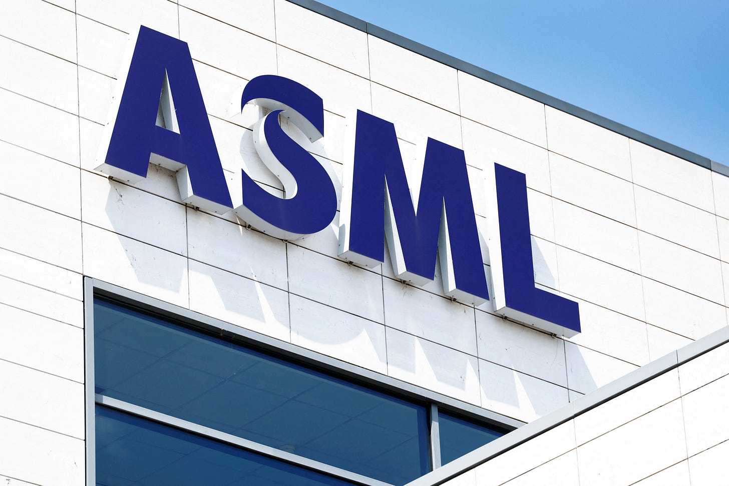 ASML exceeds expectations with surge in AI demand | Digital Watch  Observatory