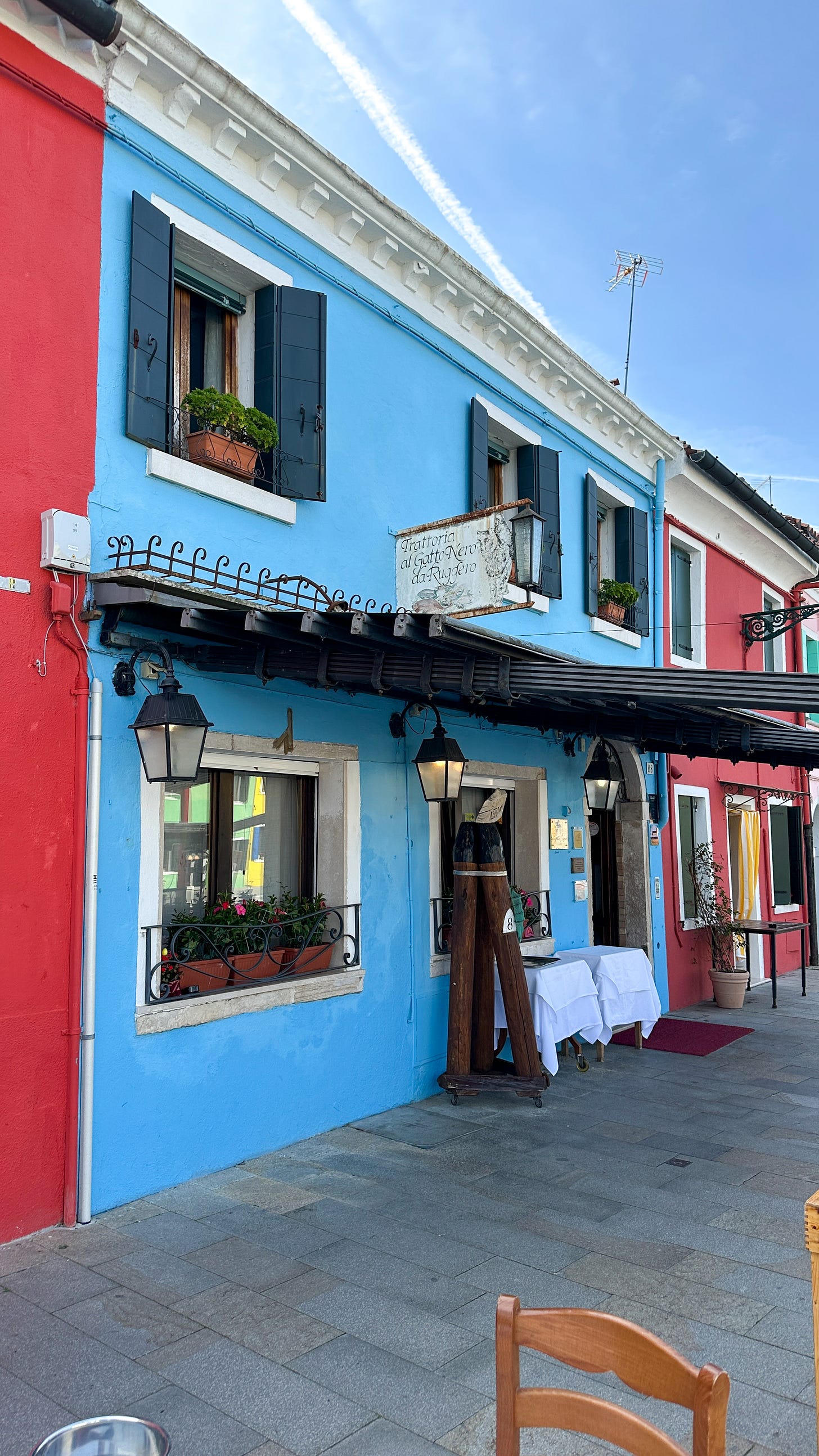 this is a picture of trattoria al gatto nero da ruggero restaurant in the best venice travel guide for burano, italy