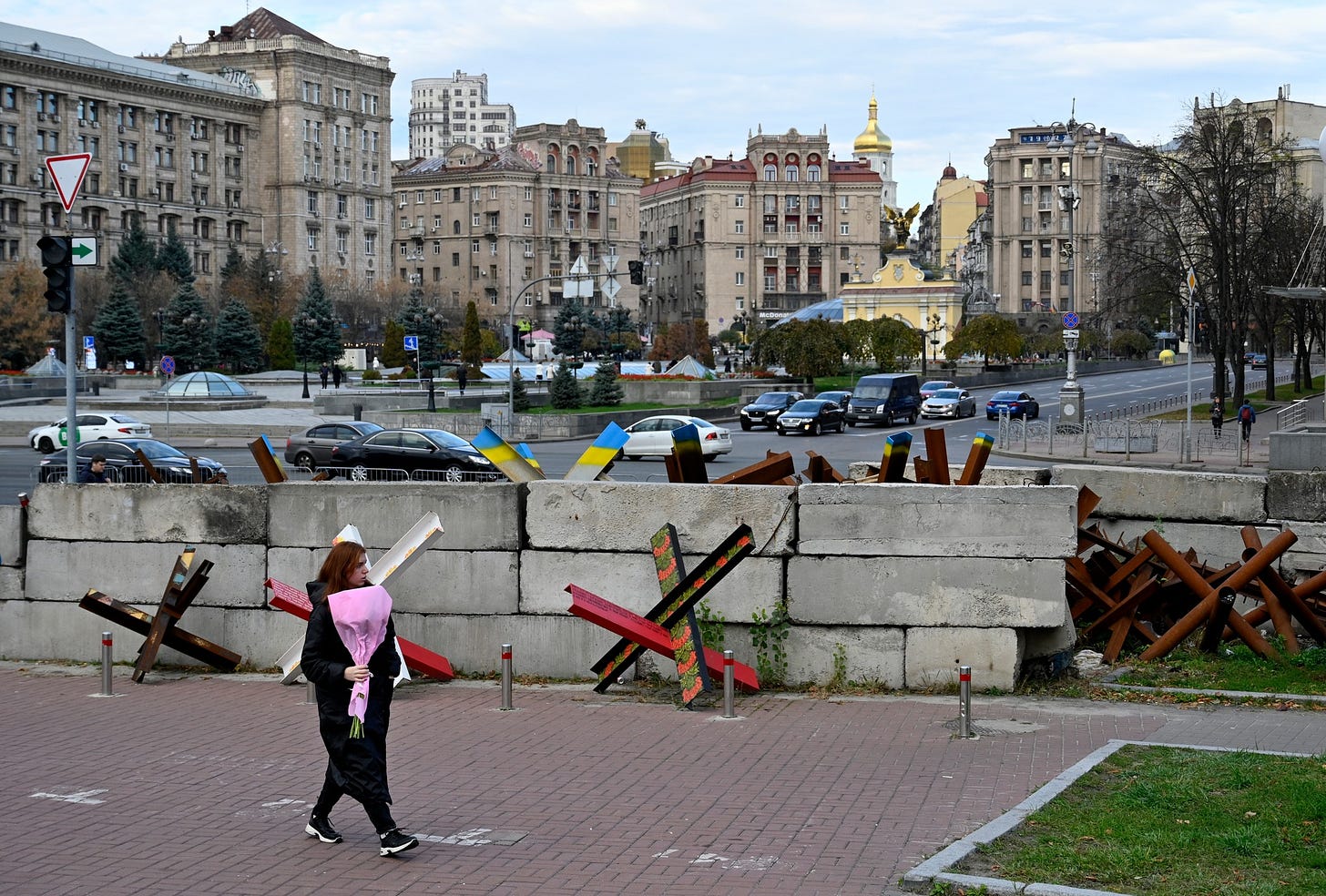 На зображенні може бути: 2 людини, вулиця, Храм Василя Блаженного та текст