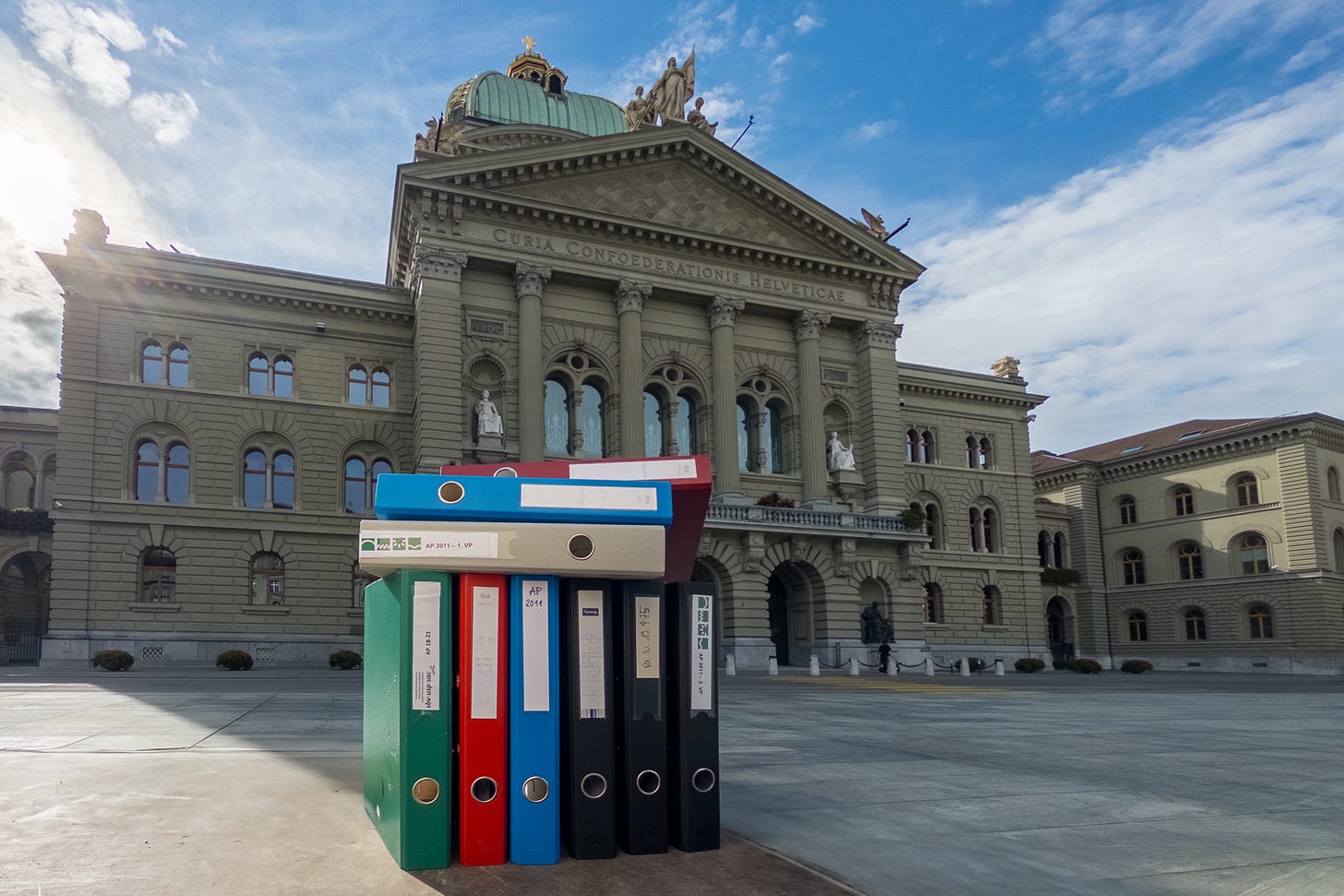 Ein ganzer Stapel Ordner mit Formularen vor dem Bundeshaus in Bern. Ein ganzer Stapel Ordner mit Formularen vor dem Bundeshaus in Bern.