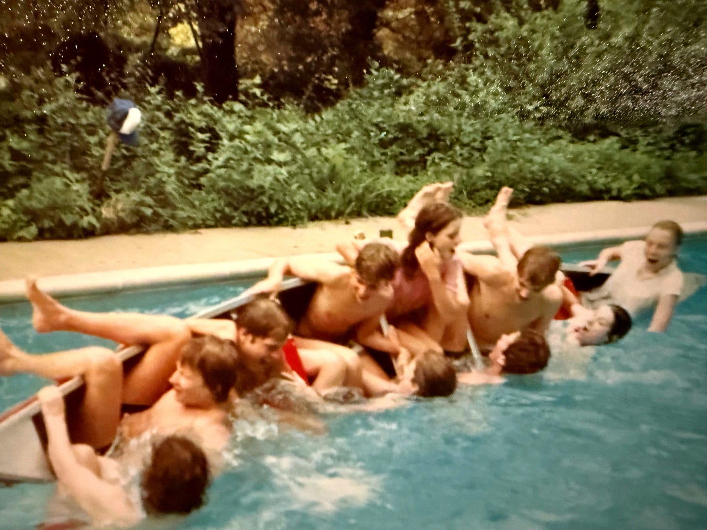 A group of people in a pool

AI-generated content may be incorrect.