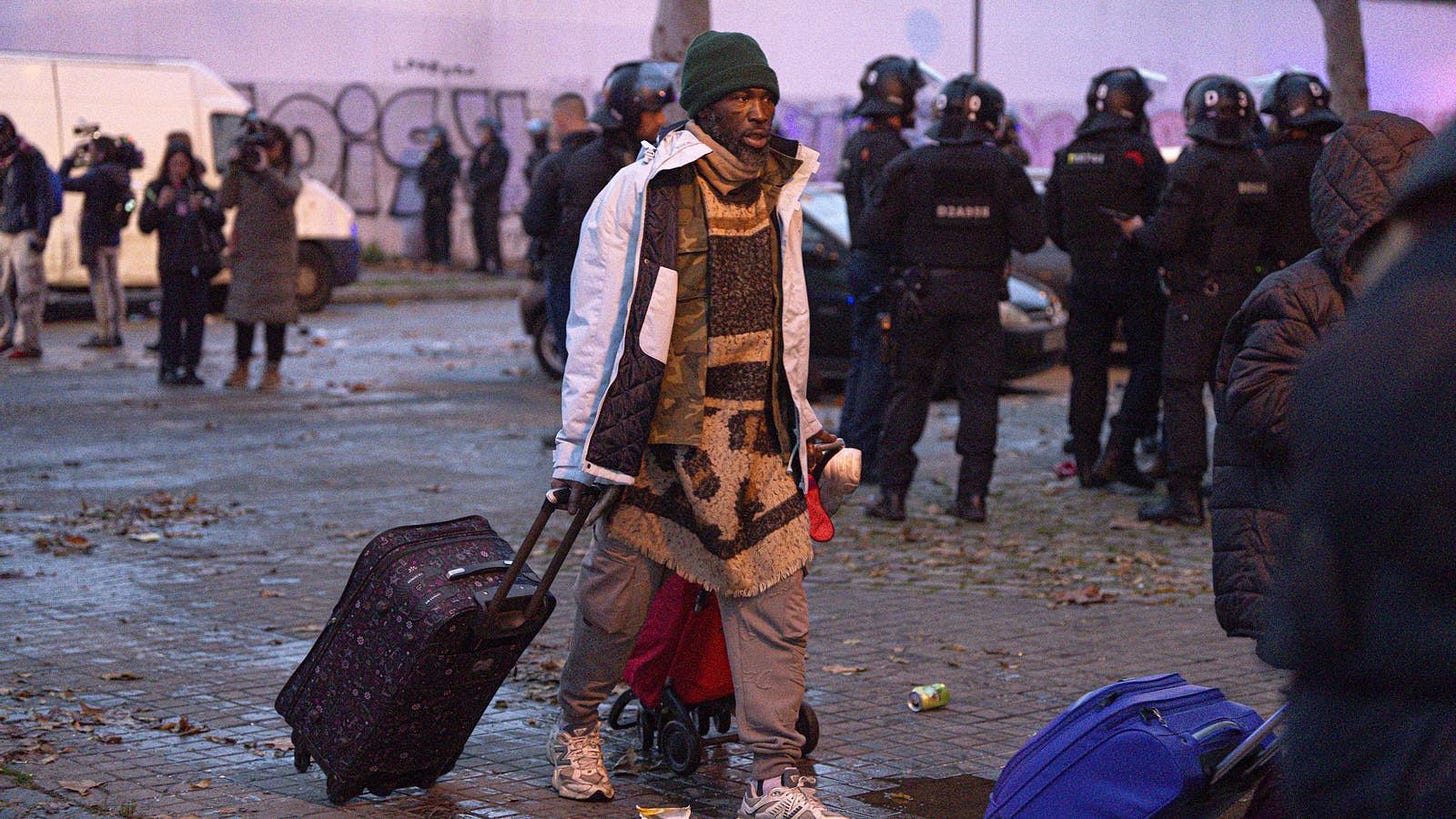 Albiol expulsa a los cientos de personas que vivían en el B9: "Estoy en la  calle, no sé dónde iré"