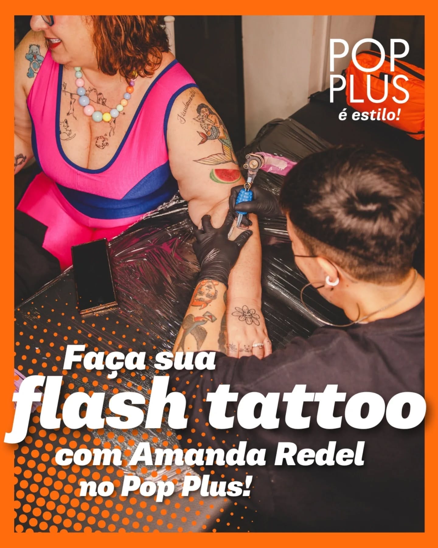 Pode ser uma imagem de ‎2 pessoas, hena e ‎texto que diz "‎ارهعر Jndane 포성의 POR PLUS é estilo! άα sua flash tattoo com Amanda Redel no Po Plus!‎"‎‎