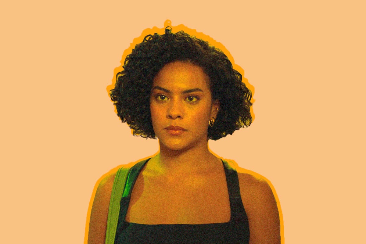 Em destaque, a atriz Bella Campos sobre um fundo neutro.