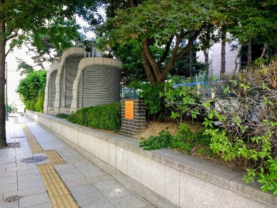A sidewalk with trees and bushes

AI-generated content may be incorrect.
