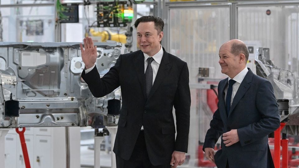 Elon Musk und Olaf Scholz 2022 in der Tesla Gigafactory Berlin-Brandenburg: »Olaf ist ein Narr«