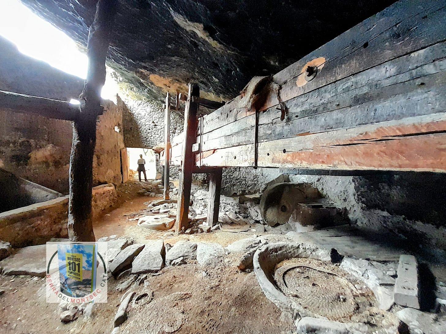Interior de la balma obrada sota la qual s’ubica el Molí d’Estorm. Estorm, Sant Esteve de la Sarga. Pallars Jussà. Lleida, Catalunya. Interior de la balma obrada sota la qual s’ubica el Molí d’Estorm. Estorm, Sant Esteve de la Sarga. Pallars Jussà. Lleida, Catalunya.