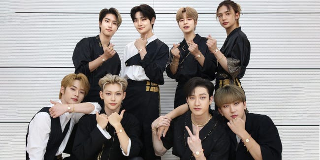 6 jeunes hommes posent en costume noir et chemise blanche. C'est le groupe de k-pop des Stray Kids. L'un d'entre eux fait effectivement un signe des doigts ressemblant à un V à l'horizontale 6 jeunes hommes posent en costume noir et chemise blanche. C'est le groupe de k-pop des Stray Kids. L'un d'entre eux fait effectivement un signe des doigts ressemblant à un V à l'horizontale