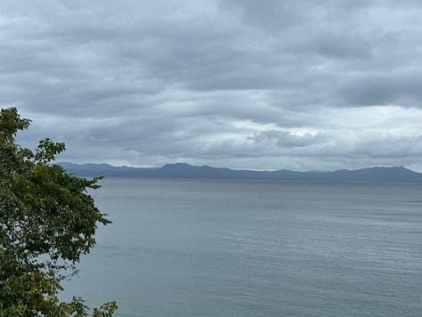 Mer et ciel sombre - les voiliers et yatchs