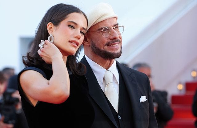 Cannes 2026 : John Travolta signe une apparition remarquée avec sa fille Ella Bleu sur le tapis rouge - Elle Cannes 2026 : John Travolta signe une apparition remarquée avec sa fille Ella Bleu sur le tapis rouge - Elle