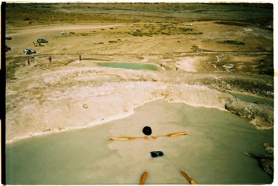 bloqueo creativo - un hombre flota boca abajo en una piscina natural
