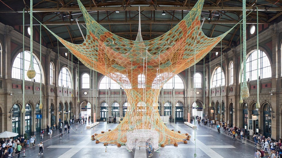 Kunst im öffentlichen Raum - Hingucker im Zürcher HB: Ernesto Netos Baum  der Begegnung - Kultur - SRF