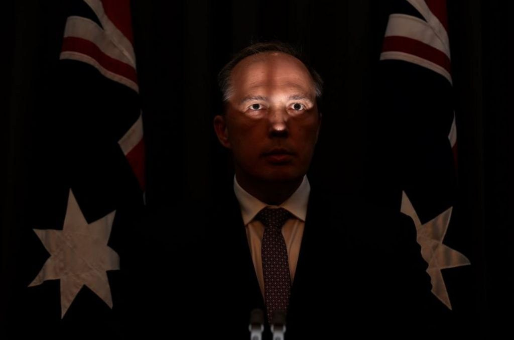 The picture of Australian minister too 'unflattering' for Twitter - BBC News
