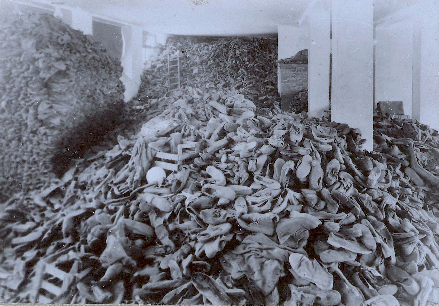 One the warehouses filled with victims' shoes up to the ceiling. Auschwitz,  Occupied Poland 1944. [2928 × 2076] : r/HistoryPorn