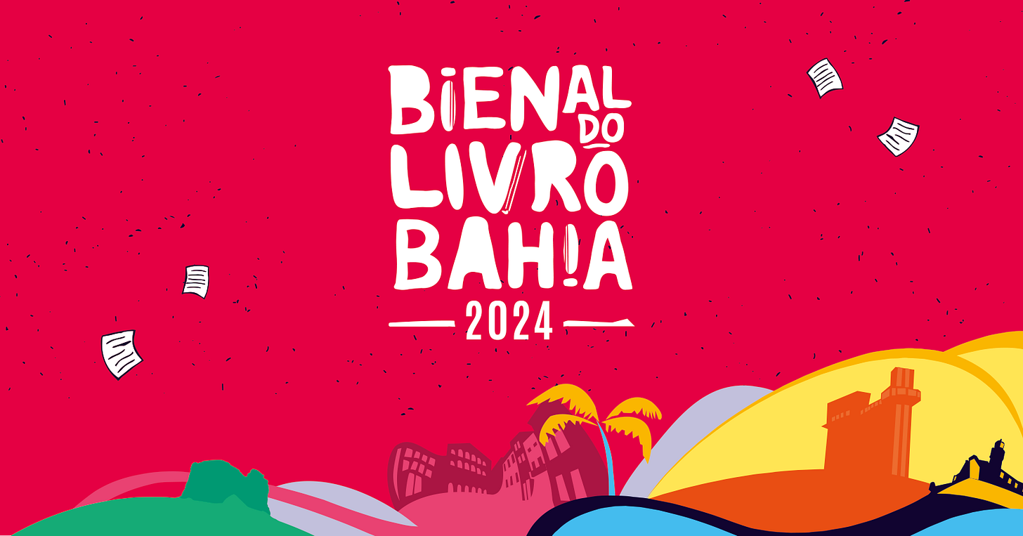 Arte de divulgação da Bienal do Livro Bahia 2024. O fundo é predominantemente rosa, tem a logo do evento em branco no centro e, na base, alguns desenhos coloridos de pontos turísticos de Salvador, como o Elevador Lacerda e o Farol da Barra, além de coqueiros e fachadas de prédios.