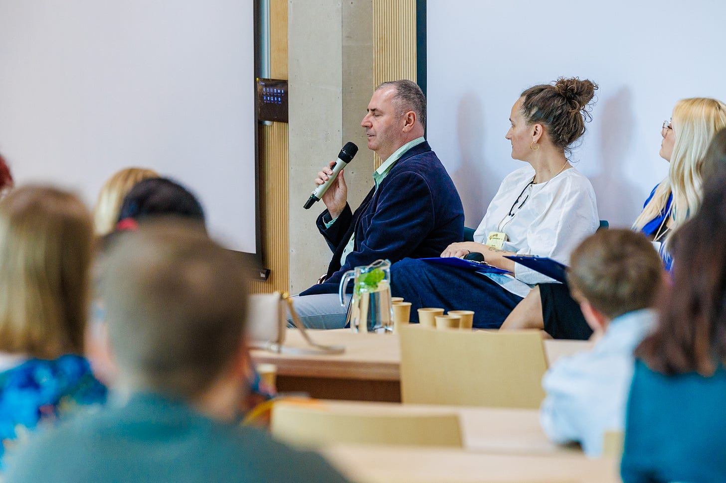 Panel eksperymentalny. Grupa ludzi, w tym ja z mikrofonem.