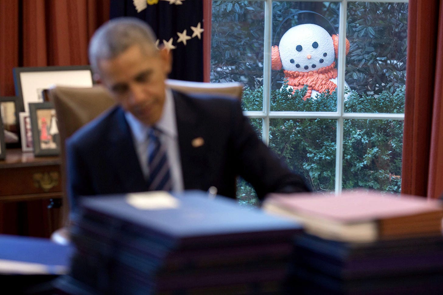 December 16, 2016: A whimsical prank in the Oval Office sees four snowmen peering in through the windows, a festive and humorous touch to the White House decor. December 16, 2016: A whimsical prank in the Oval Office sees four snowmen peering in through the windows, a festive and humorous touch to the White House decor.