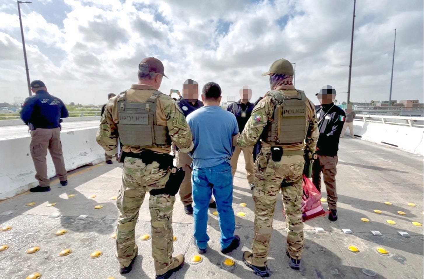 US ICE Agents turn Ariel Nunez Figueroa over to Mexican Officers at the International Boundary between Texas & Mexico in Laredo. US ICE Agents turn Ariel Nunez Figueroa over to Mexican Officers at the International Boundary between Texas & Mexico in Laredo.