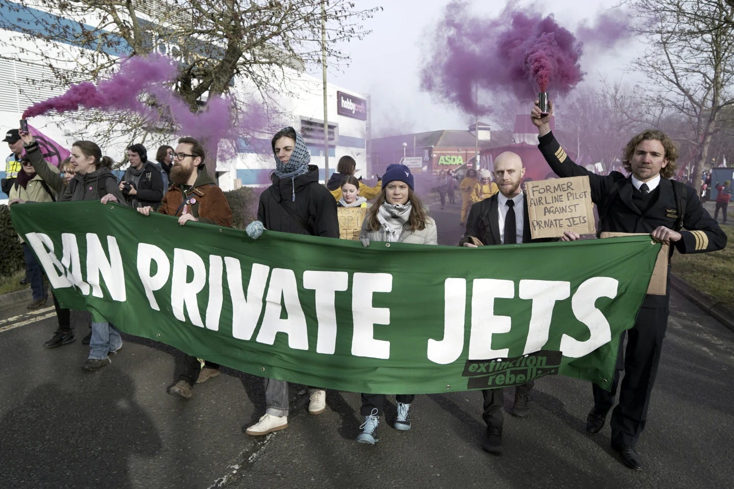 Greta Thunberg and other protesters: Ban Private Jets