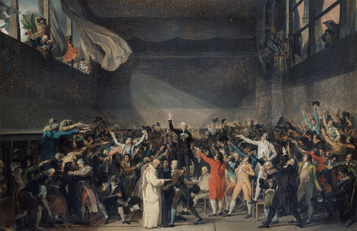 Reprodução de um desenho e pintura neoclássica em tons de sépia, marrom e preto, de autoria do artista francês Jacques-Louis David. A cena se passa no interior de uma ampla sala retangular com grandes janelas altas nas laterais, por onde o vento sopra as cortinas e pessoas observam o evento. O espaço está completamente tomado por uma imensa multidão de homens em trajes do século XVIII (casacos, culotes e perucas), representando os deputados do Terceiro Estado. No centro da composição, um homem de pé sobre uma mesa ergue um documento, enquanto centenas de braços ao seu redor se estendem e convergem em sua direção em um gesto uníssono de juramento coletivo. A atmosfera é de intensa exaltação e união política, com corpos inclinados e expressivos. No canto inferior esquerdo, três figuras que representam diferentes ordens religiosas se abraçam fraternalmente, simbolizando a união plural de forças em busca da nova constituição. Reprodução de um desenho e pintura neoclássica em tons de sépia, marrom e preto, de autoria do artista francês Jacques-Louis David. A cena se passa no interior de uma ampla sala retangular com grandes janelas altas nas laterais, por onde o vento sopra as cortinas e pessoas observam o evento. O espaço está completamente tomado por uma imensa multidão de homens em trajes do século XVIII (casacos, culotes e perucas), representando os deputados do Terceiro Estado. No centro da composição, um homem de pé sobre uma mesa ergue um documento, enquanto centenas de braços ao seu redor se estendem e convergem em sua direção em um gesto uníssono de juramento coletivo. A atmosfera é de intensa exaltação e união política, com corpos inclinados e expressivos. No canto inferior esquerdo, três figuras que representam diferentes ordens religiosas se abraçam fraternalmente, simbolizando a união plural de forças em busca da nova constituição.