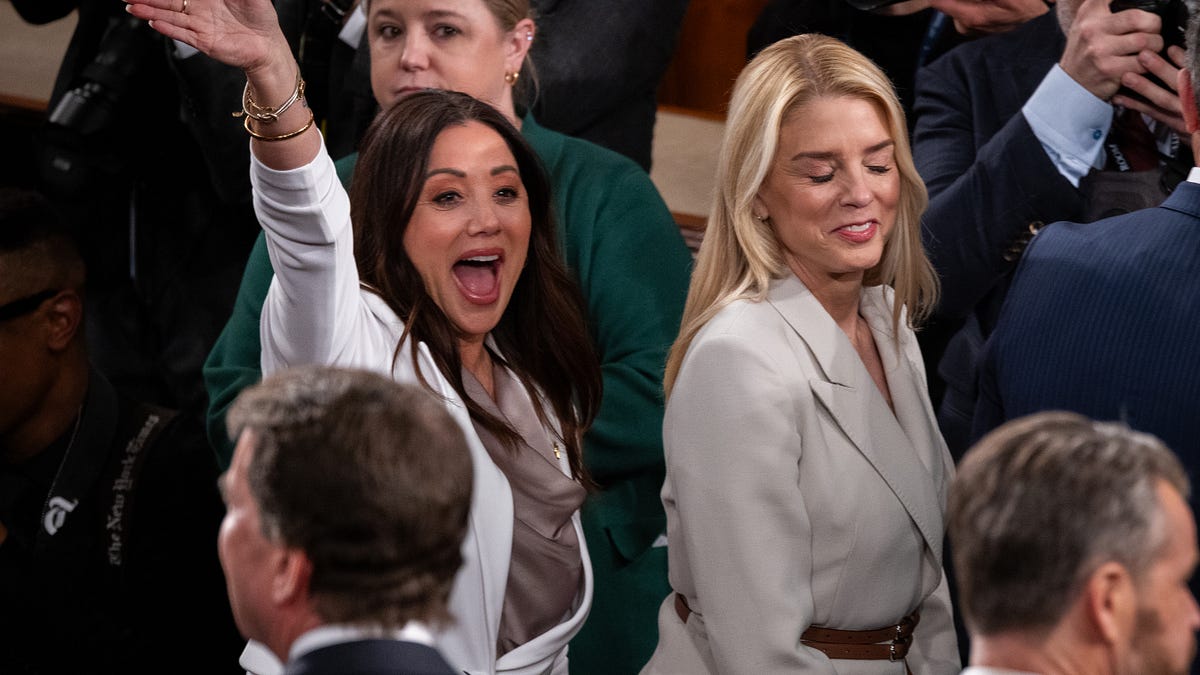 memeorandum: The demise of Lori Chavez-DeRemer and Trump's clown cabinet (Noah Berlatsky/Public Notice)