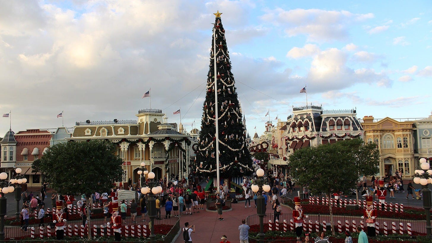 Town Square at Magic Kingdom decorated for Christmas in 2016. Image: Theme Park Tourist via Wikimedia Commons