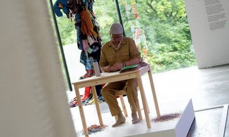 Johannes-Arm Hovinga durant sa performance L'Éléphant dans la pièce Johannes-Arm Hovinga durant sa performance L'Éléphant dans la pièce