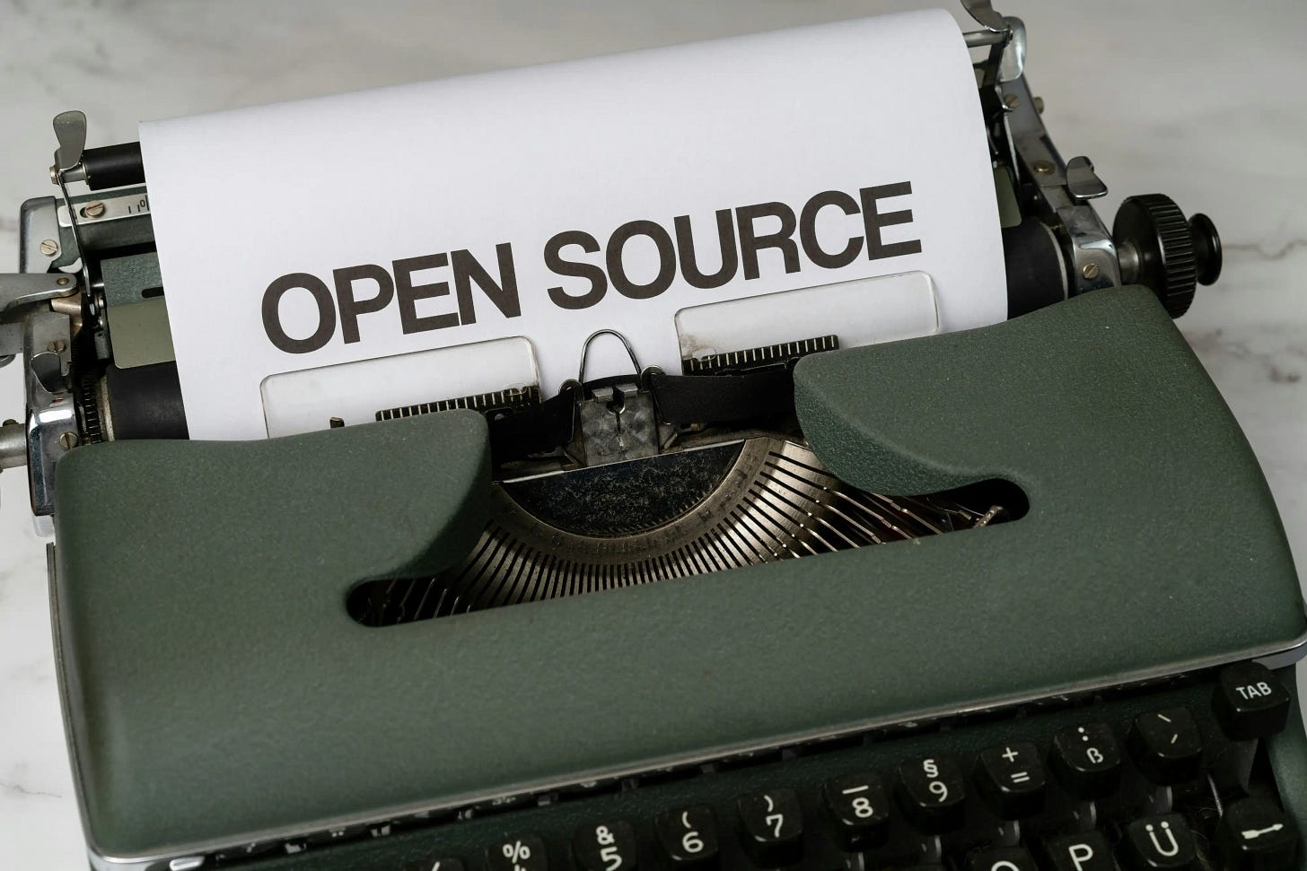 IA Open Source vs Propriétaire : quel choix en PME ? | Stema