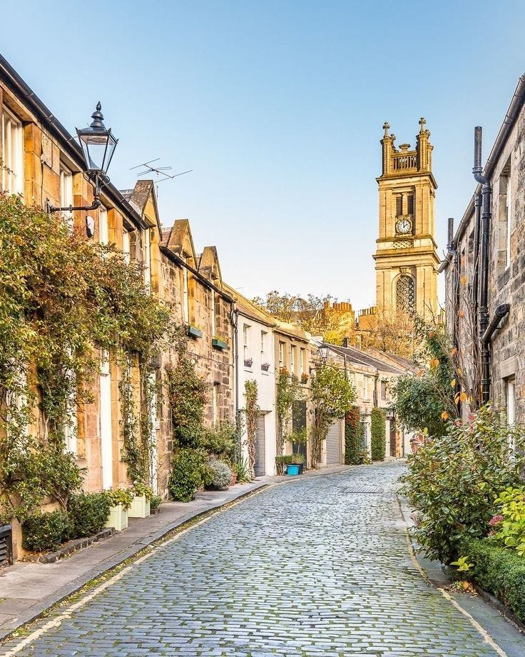 Circus Lane in Edinburgh is one of the prettiest streets in Edinburgh's  Stockbridge area. The beautiful houses and cobblestones make it a true gem  in the capital of Scotland. #edinburgh #scotland #uk #