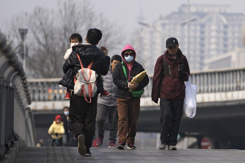 中国经济、北京街头、少子化。（美联社）