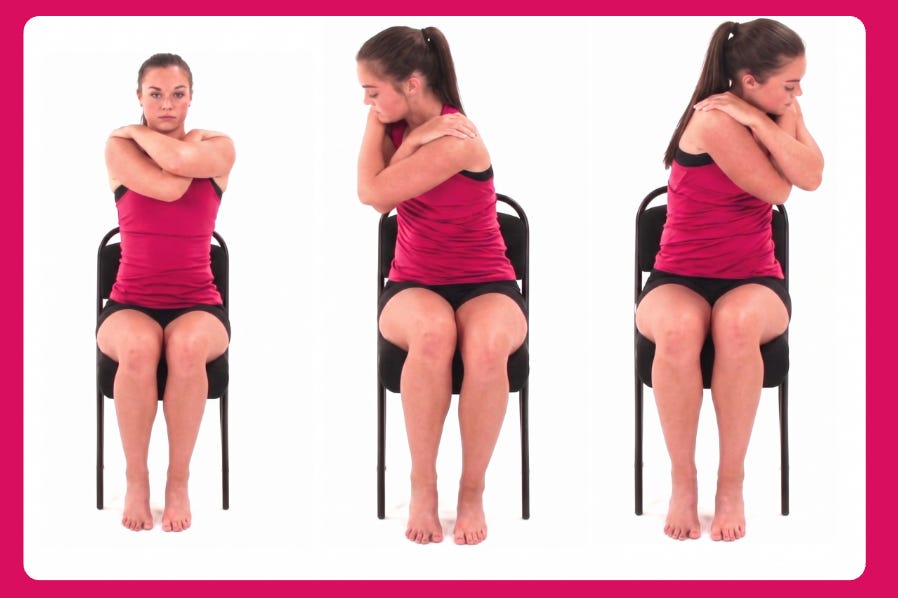 Test de rotation du dos : assise sur une chaise, bras croisés, le buste tourne d’un côté puis de l’autre