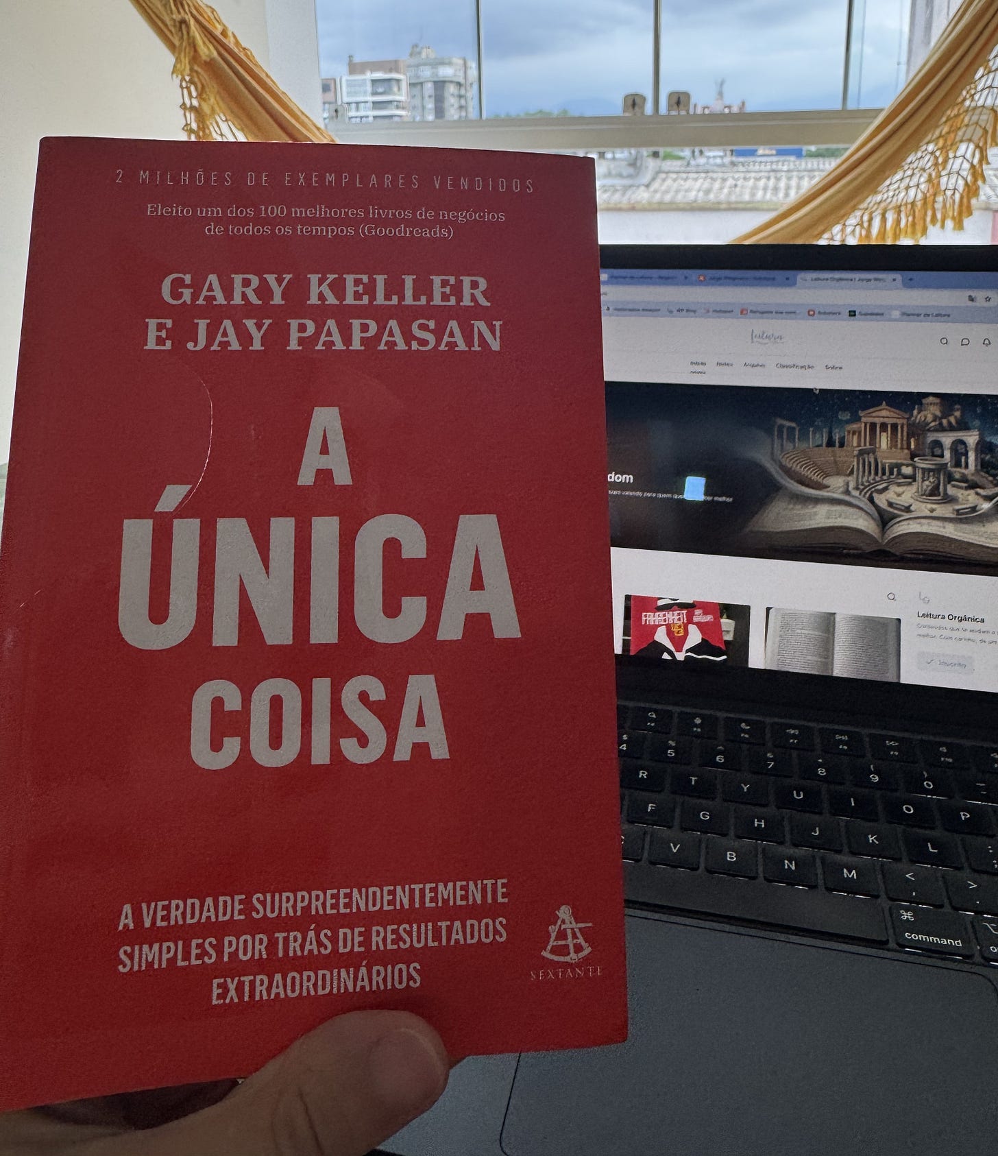 Eu segurando o livro A Única Coisa