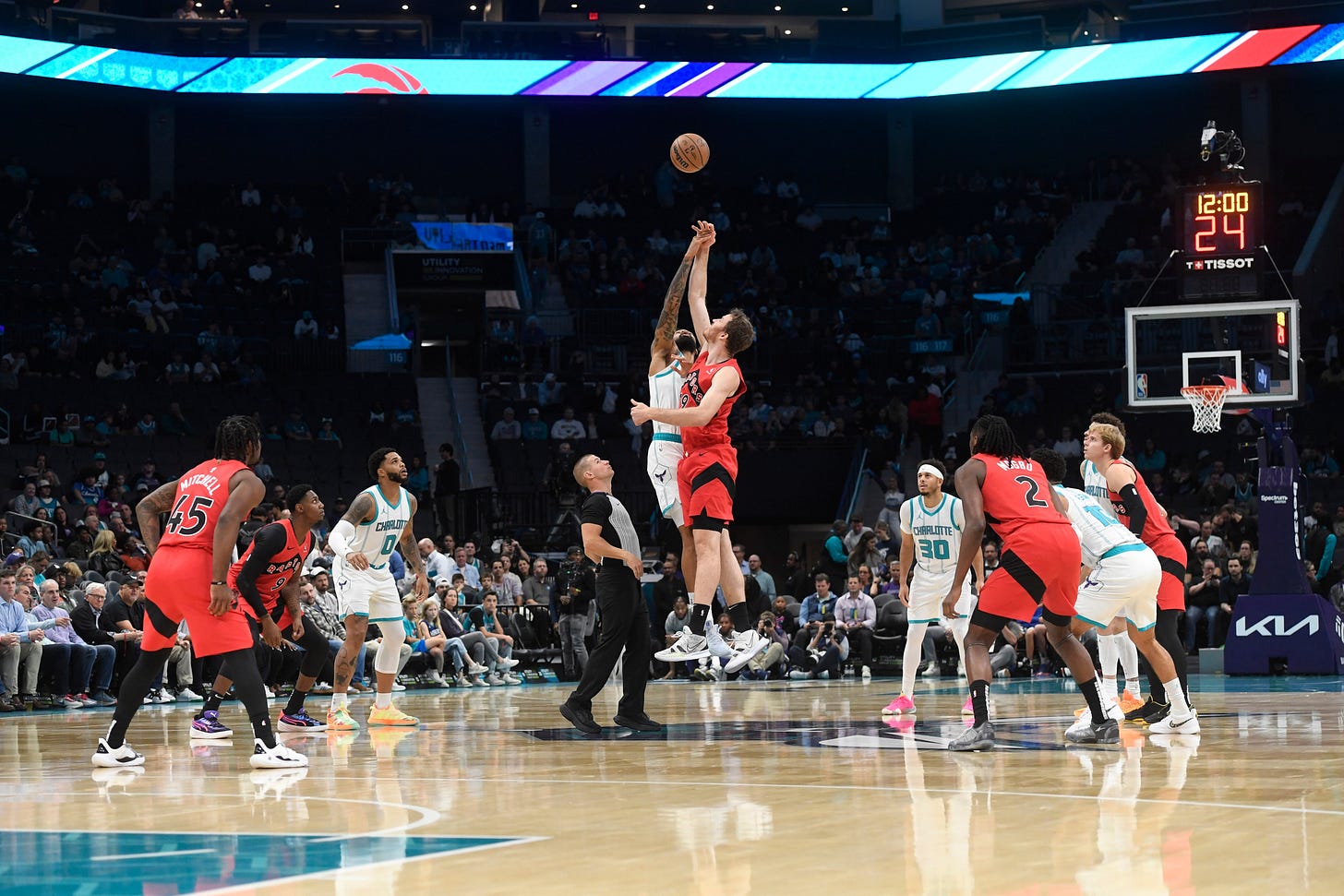 Hornets' bench leads high-scoring win over Raptors | Reuters