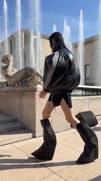 At @rickowensonline Men's Spring/Summer 2027 runway at the Palais de Tokyo in Paris, he presented a deeply deconstructed collection where his unmistakable codes were amplified through sculptural silhouettes, raw draping and striking @ At @rickowensonline Men's Spring/Summer 2027 runway at the Palais de Tokyo in Paris, he presented a deeply deconstructed collection where his unmistakable codes were amplified through sculptural silhouettes, raw draping and striking @