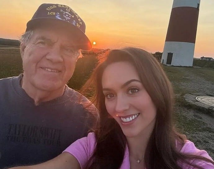 Bill Belichick and 23-year-old girlfriend Jordon Hudson celebrate fall  together | Marca